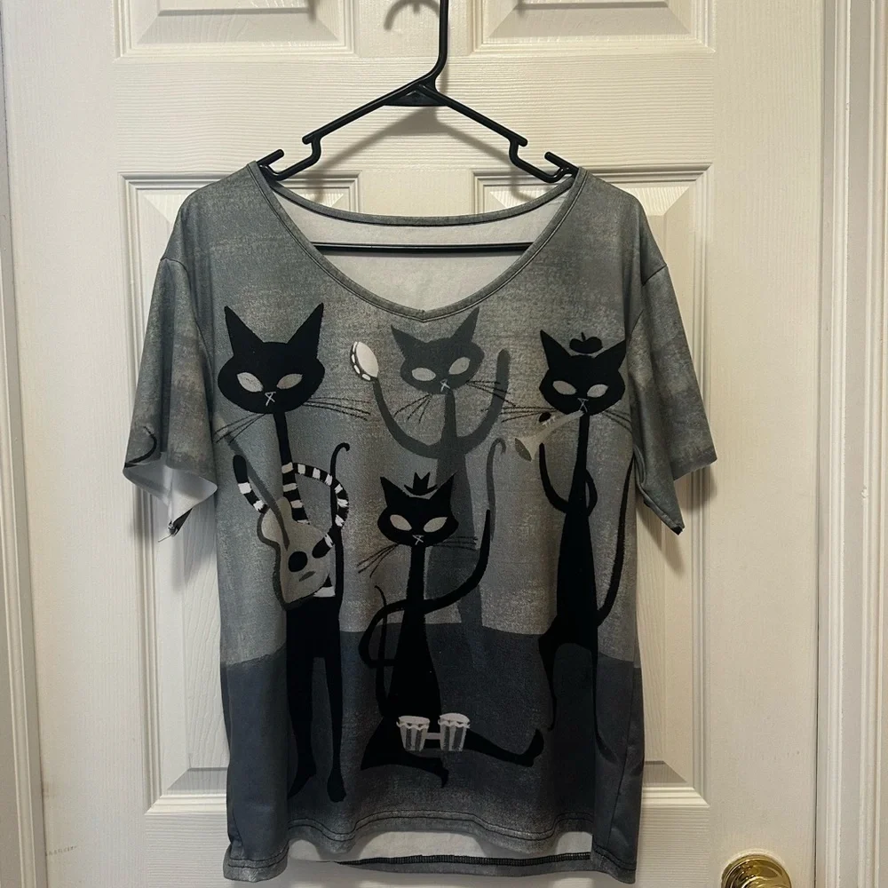 Chic Black Cat Graphic Tee for Cats